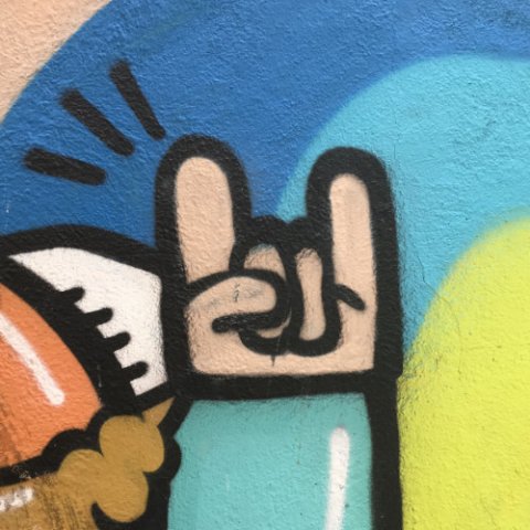 Extrait de graffiti représentant une main faisant le signe des cornes du diable